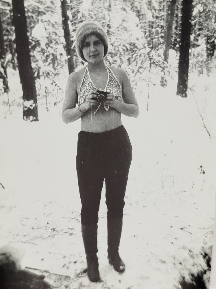 VINTAGE RETRO PHOTO - BEAUTIFUL GIRLS - IN BIKINI 👙 IN WINTER- MOUNTAINS 🗻