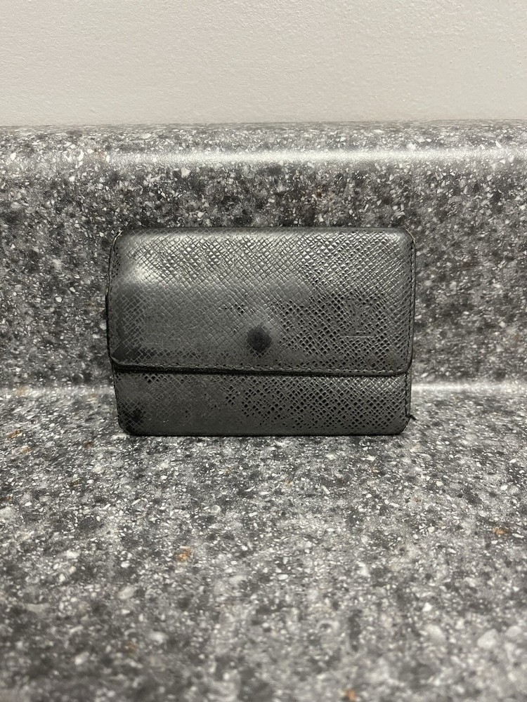 Authentic Louis Vuitton Black Taiga Leather Six Key Holder