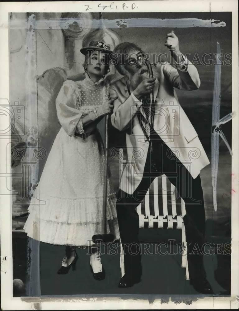 1953 Press Photo Actor Rex Harrison & wife Lilli Palmer looking upward in scene