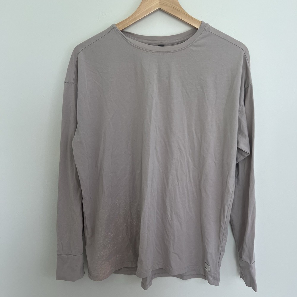 Vuori Womens Long Sleeve Feather Tee in Cobblestone Performance Activewear