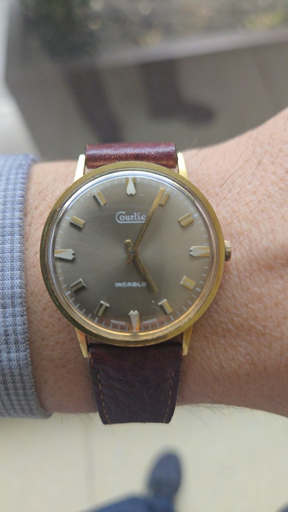Vintage Courtie Incabloc Hand-wound Wristwatch.