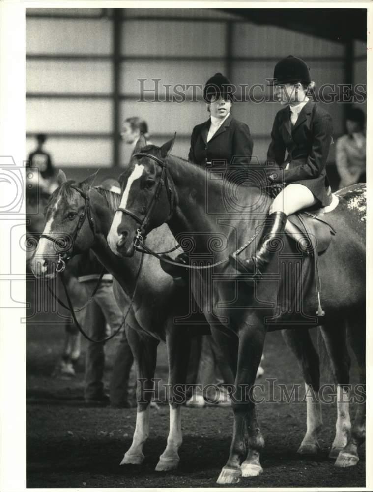 1985 Press Photo Contestants in horse show competition at Fairgrounds, New York