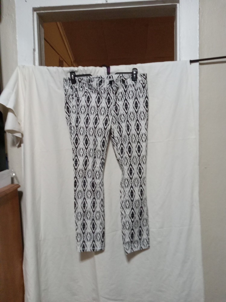 Almost Famous Women’s 13 Pants Black And White Pattern New