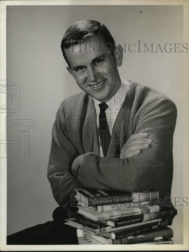 Press Photo Ned Hoopes with a stack of books - tub07734