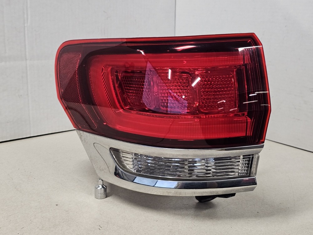 2020-2022 Jeep Grand Cherokee Quarter Mounted LH LED Tail light 68471329AA