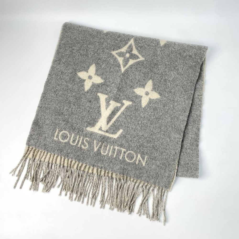 LOUIS VUITTON Cavic Cashmere Scarf in Luxurious Soft Wool  