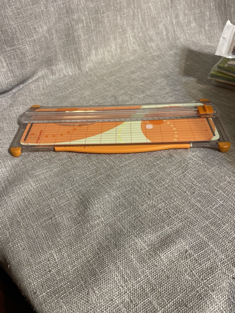 FISKARS Portable Cutting Board Scrapbook Paper Cutter Table Top Desktop Trimmer
