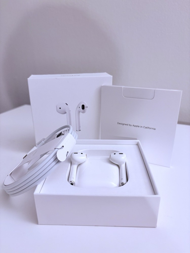 Apple AirPods 2nd gen - EXCELLENT condition - complete box + accessories