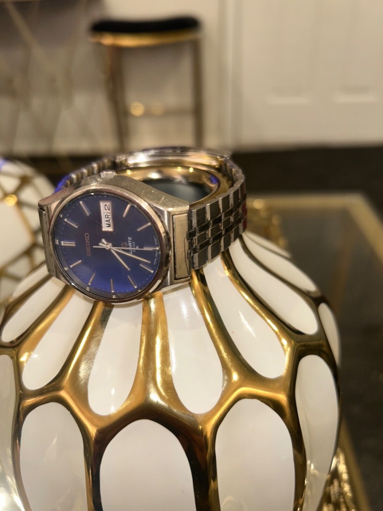 Stylish and durable wristwatch for men and women
