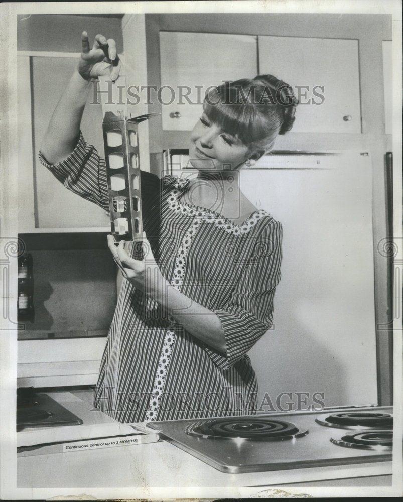 1967 Press Photo Insecticide Shell Chemical Co. - RRU17311