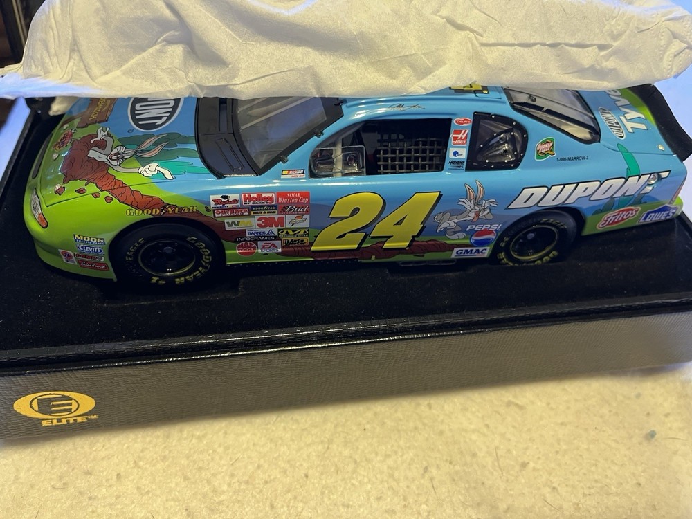 Jeff Gordon #24 DuPont Looney Tunes Rematch 2002 Monte Carlo RCCA ELITE 1:24