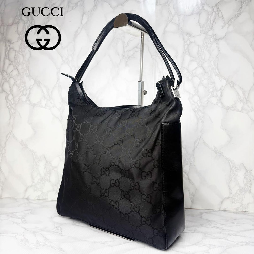 Gucci One Shoulder Bag in Excellent Pre-Owned Condition with Unique Design