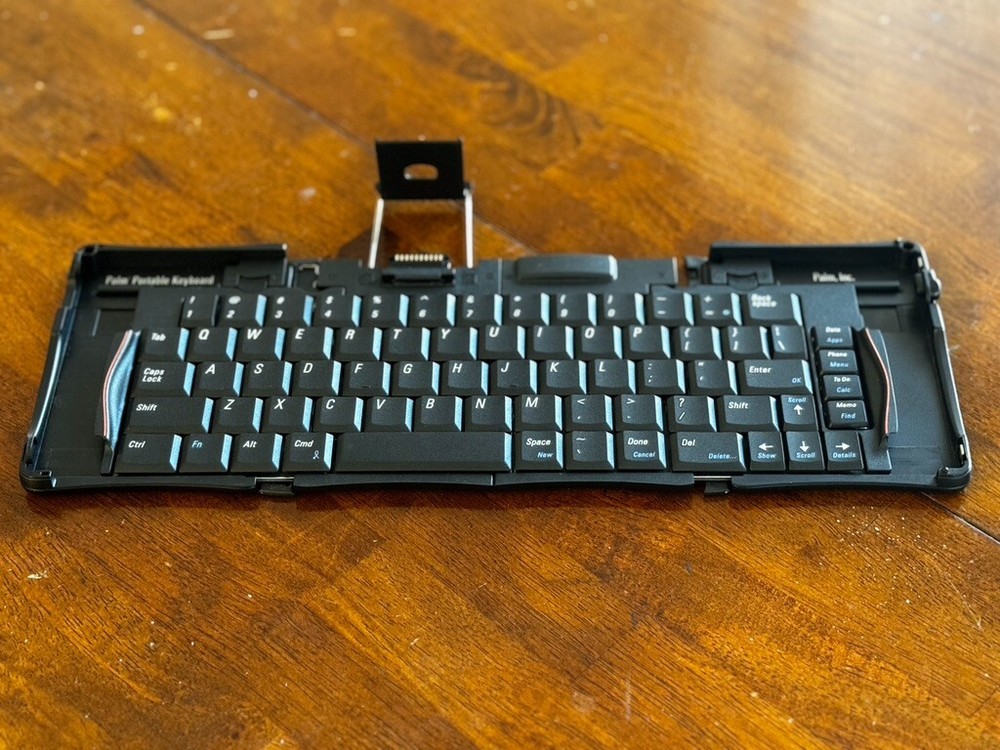 PALM P10713U Portable Keyboard in Sleek Black Design