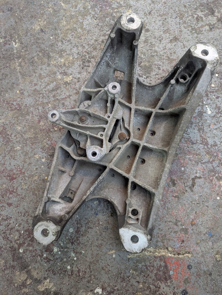 Audi A5 2011 Engine Mount Bracket and Gearbox Mount Bracket 8k0399263AF COMPLETE