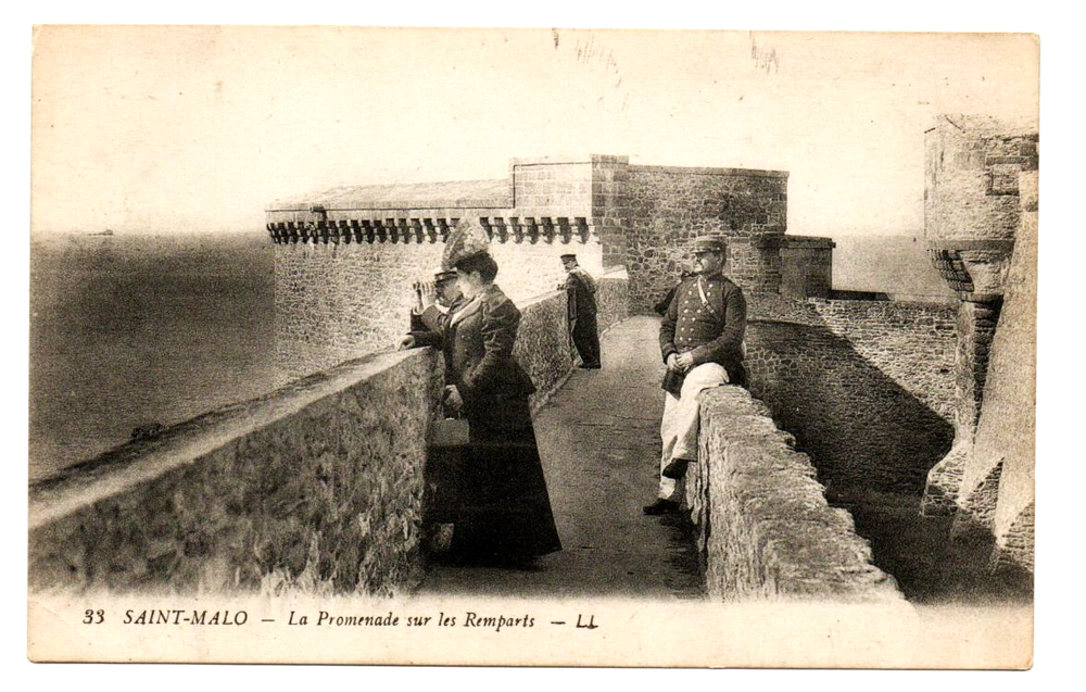 Vintage Postcard Saint-Malo La Promenade sur les Remparts France