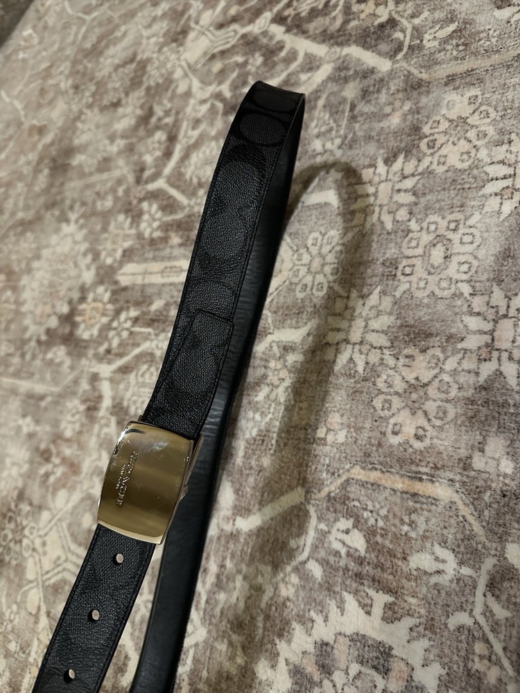 Cinturón Coach reversible, hebilla plateada, negro, gris y negro. 42 pulgadas de largo.