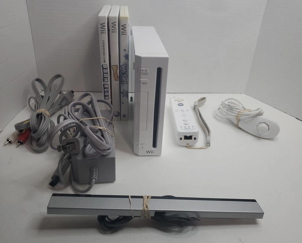 Nintendo Wii RVL-001 Console Bundle Wii Sports Controller And Nunchuck Tested