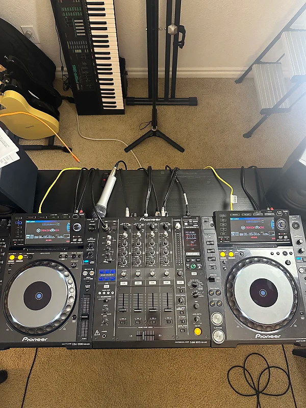 Pioneer DJM-900NXS2 Mixer & 2x CDJ-2000 Nexus with Flight Cases