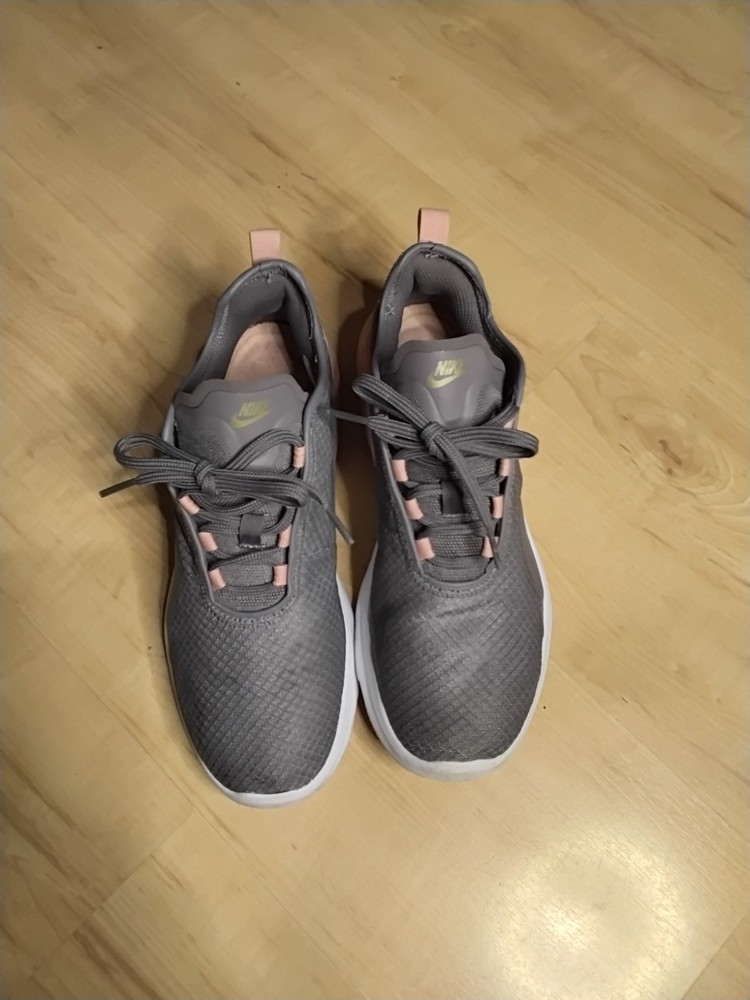 Nike Air Max Motion 2 Women's Running Shoes Gray Sz 9 CU 4925-001