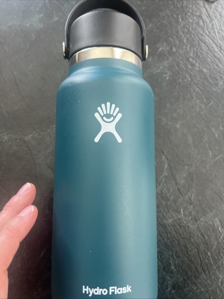 Hydro Flask 32oz Insulated Water Bottle in Laguna Blue