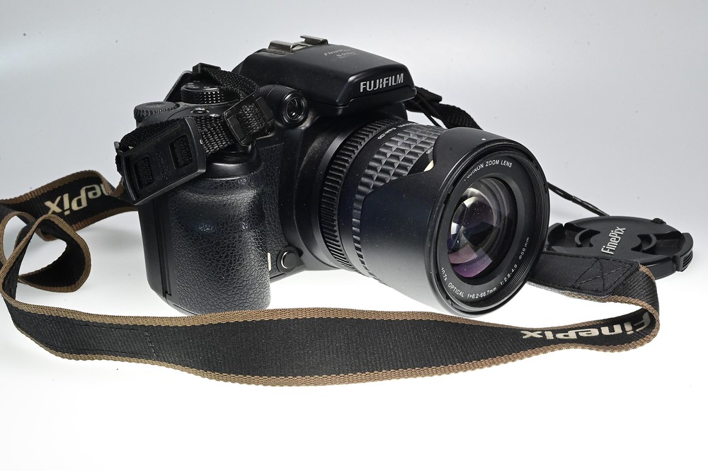 Fuji Finepix S9100 9MP Digital Camera with 10.7x Optical Zoom Model G343