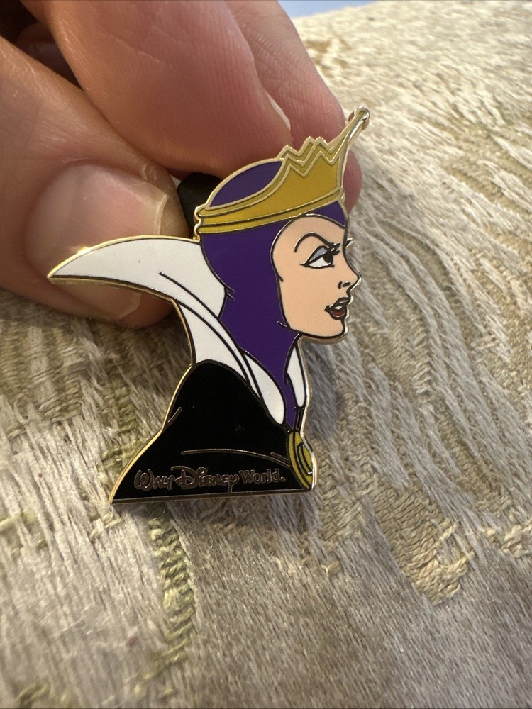 Evil Queen Disney World 2003 Cast Lanyard Pin