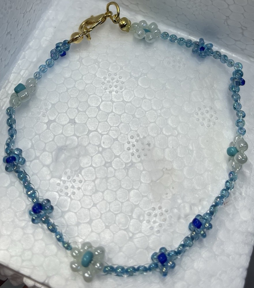 Blue and white beaded floral anklet with clasp fastening