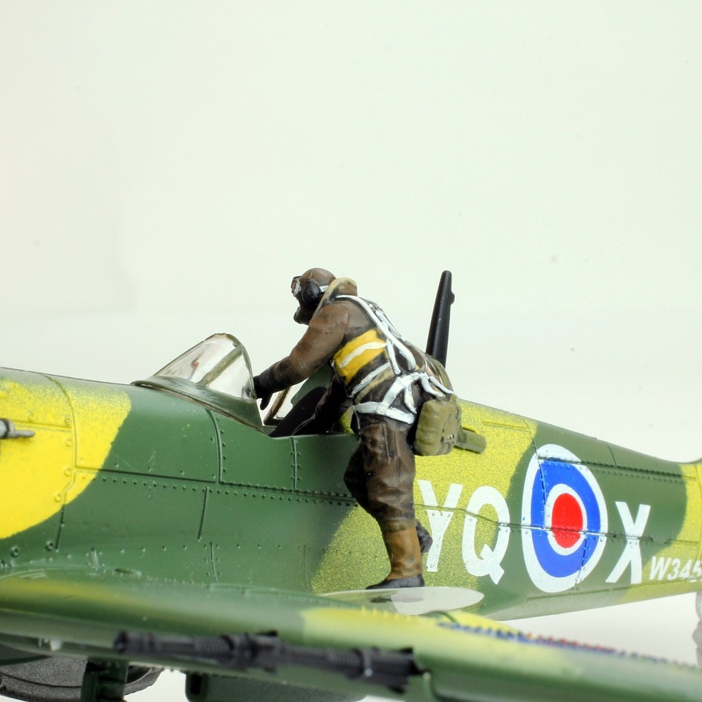 PreSale Pro-Painted 1:48 RAF Pilot Climbing to the aircraft WW2-image