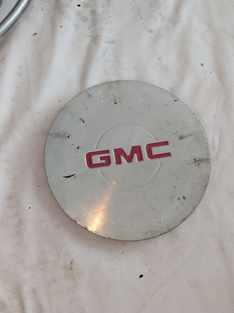 Vintage GMC Safari, Sierra, Yukon Wheel Center Cap w/ Red Emblem 15040220
