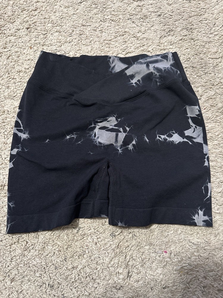 Seamless Tie-Dye Criss-Cross Waist High-Waisted Shorts – Size Medium