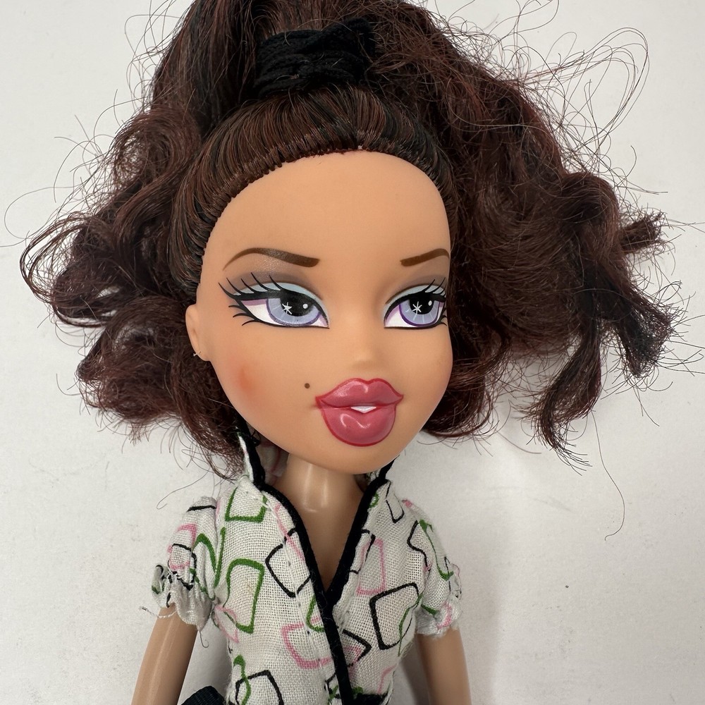 2001 Bratz Doll with Dark Hair Yasmin or Cloe Vintage Collectible