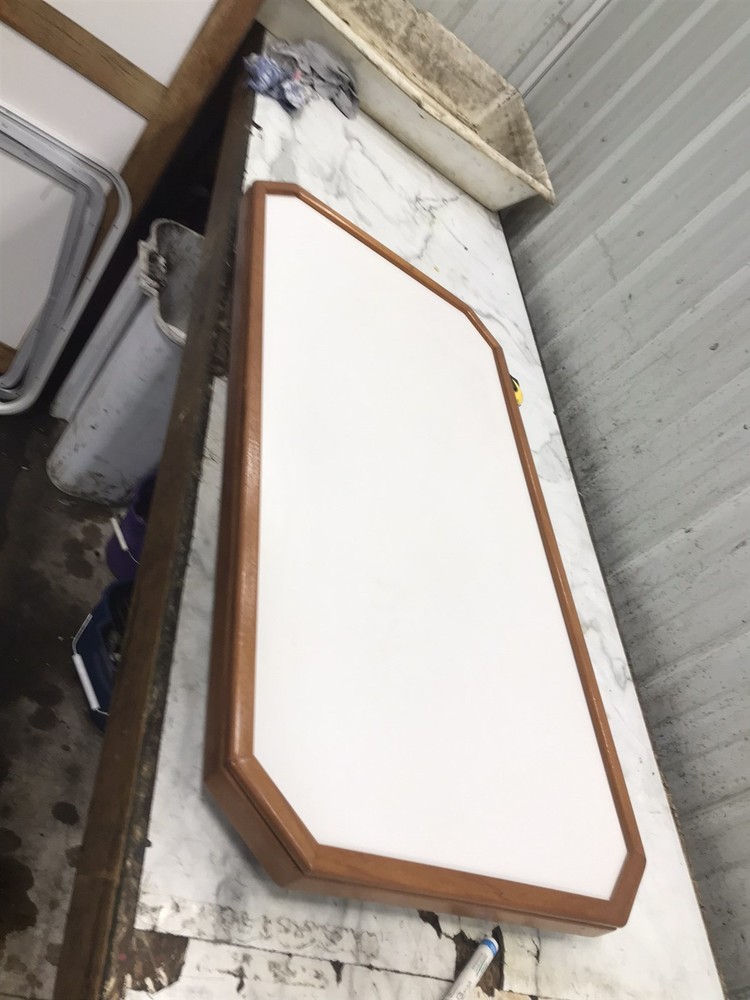 90 Cruisers Yachts Rogue 3060 Boat table top