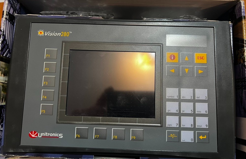 Unitronics V280-18-B20B. Used. Panel operator. Tested in working condition