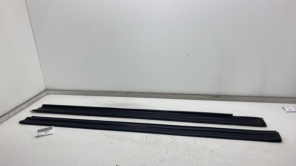 2022-2024 Rivian R1T Side Skirt Rocker Panel Mold Seal Assembly Pair