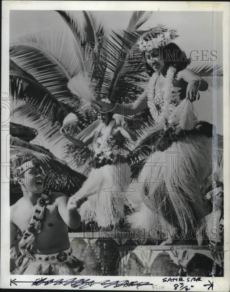 1971 Press Photo Native dancers perform on the island of Tahiti - pio17047