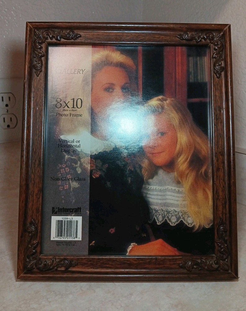 Vtg Pressed Wood Photo Frame with Filigree Corners