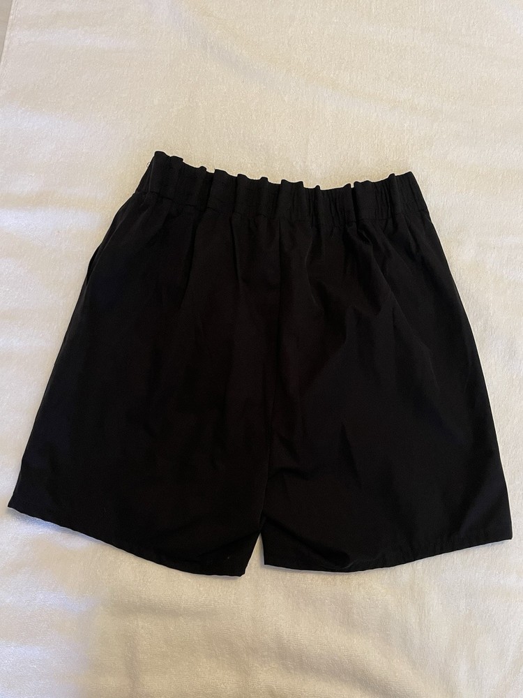Retrology Women Black Athletic Shorts L Has Pockets On Sides.