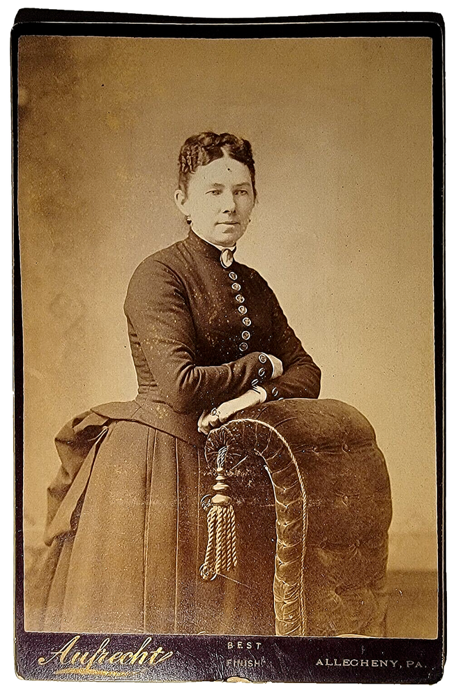 VINTAGE OLD ANTIQUE PHOTO CABINET CARD PICTURE BEAUTIFUL LADY BLACK DRESS CHAIR