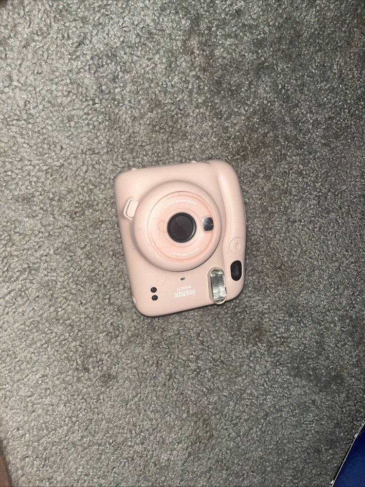 Fujifilm Instax Mini 11 Instant Camera in Blush Pink - Compact & Easy to Use