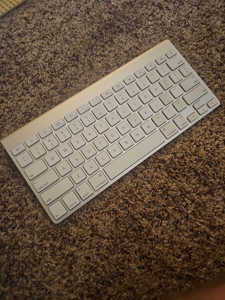 Apple A1314 Wireless Silver Keyboard MC184LL/B