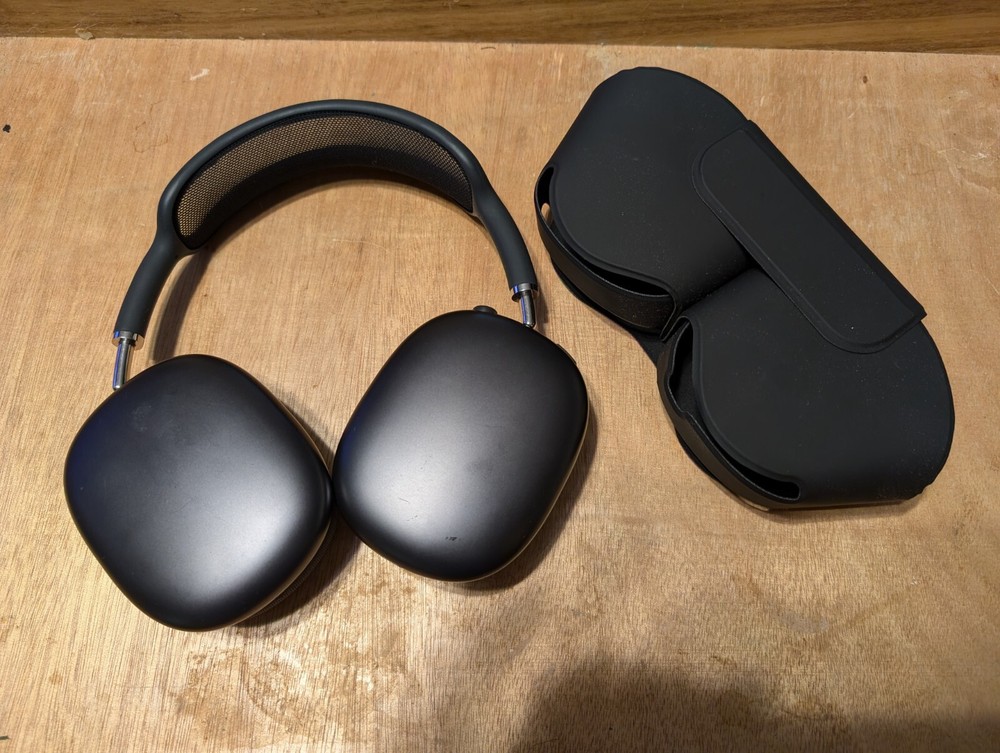 Wireless Bluetooth Black Headphones With Magnetic Case