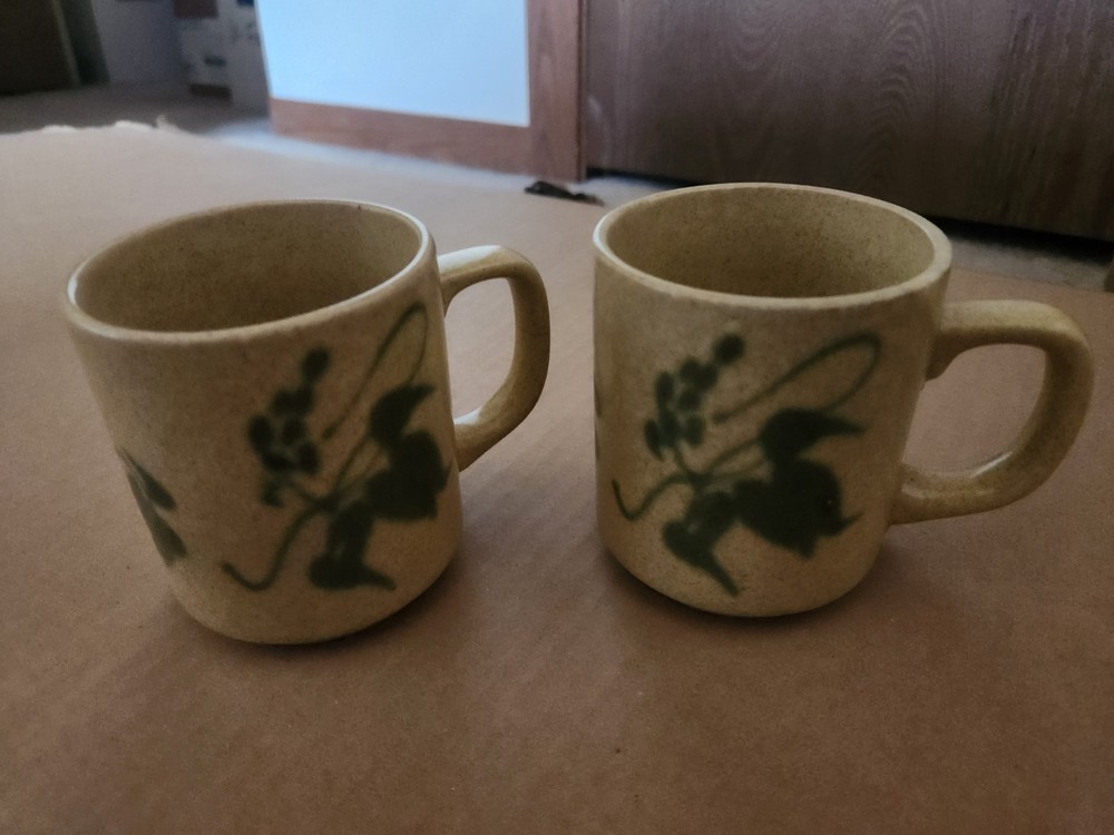2 coffee cups with simple design
