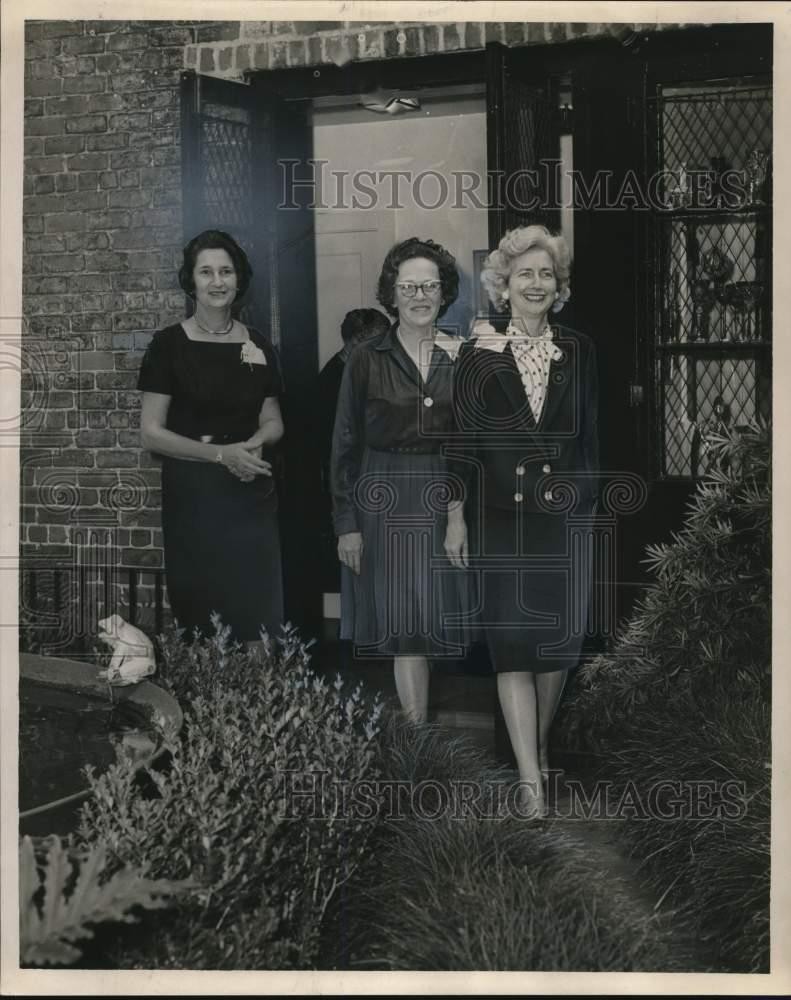 1964 Press Photo Members of Christian Woman's exchange at St. Louis Street