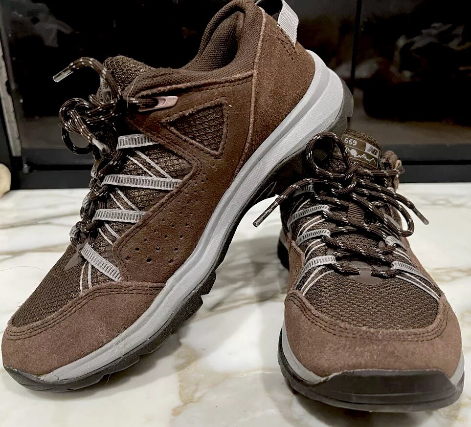Womens Size 7.5 New Balance 669 V2 Walking Hiking Shoes WW669LC2 Brown No Box