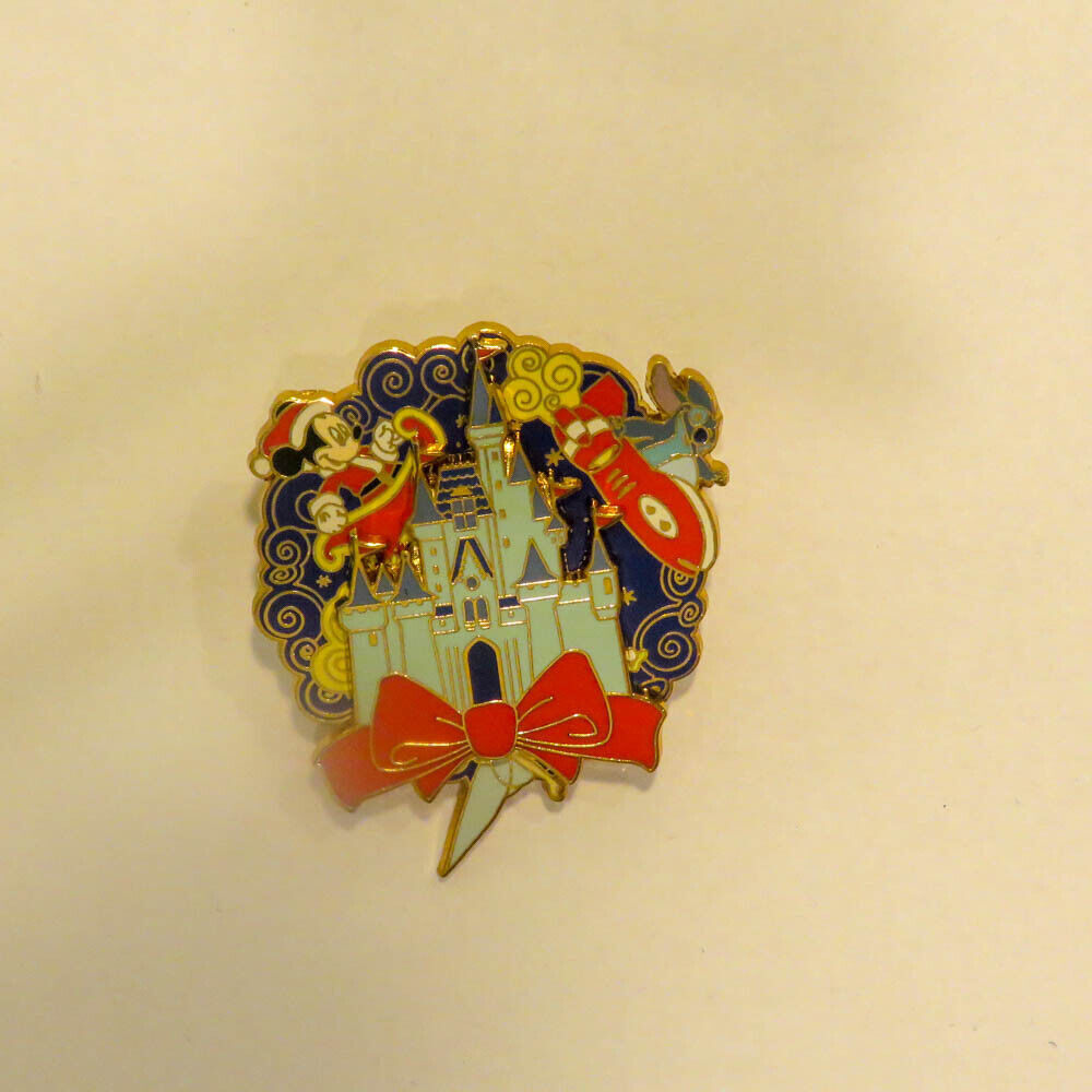 Disney    Cast Exclusive Cinderella Castle Holiday Spinner Pin