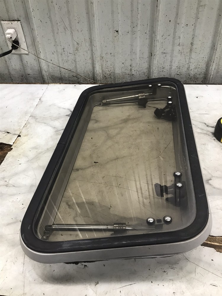 90 Cruisers Yachts Rogue 3060 Boat Taylor Made rectangular hatch window