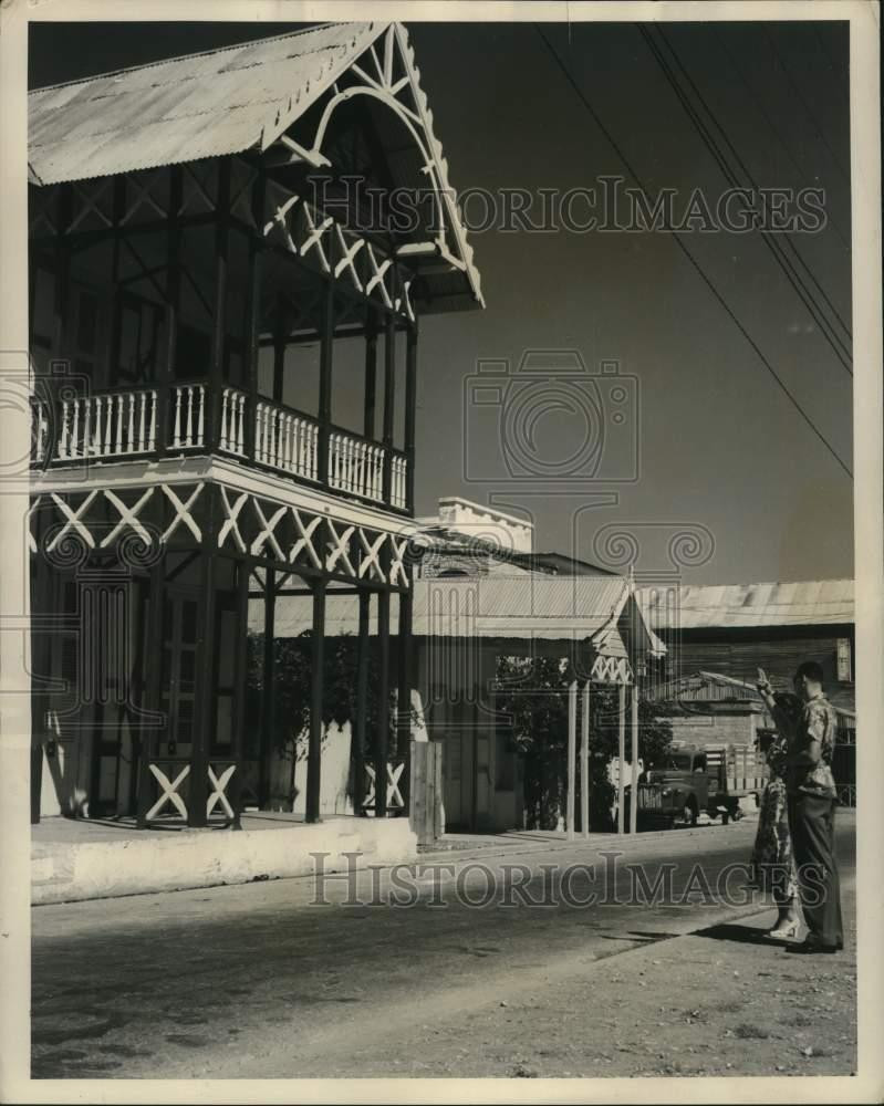 1954 Press Photo Two-story building in Port-Au-Prince, Haiti - lrx70612