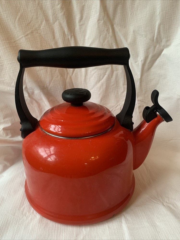 Le Creuset Traditional Red 2.1L Whistling Tea Kettle