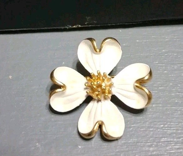 Vintage Crown TRIFARI Pin Brooch Dogwood Flower White Enamel Gold Tone