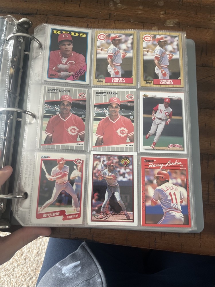 Binder Collection of Baseball Cards average price at 1.25$